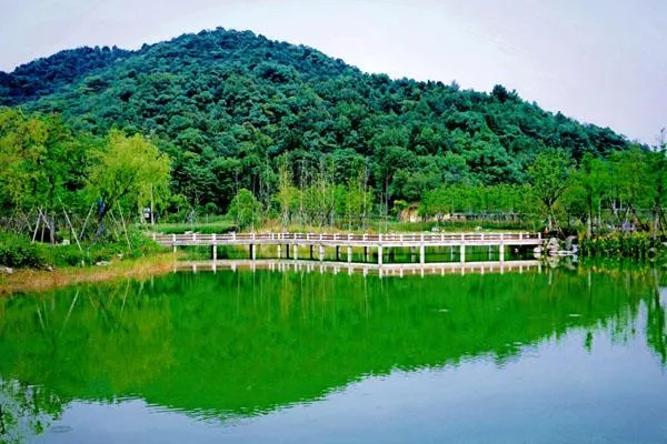 杭州銅鑒湖景區游玩攻?
?及游覽路線